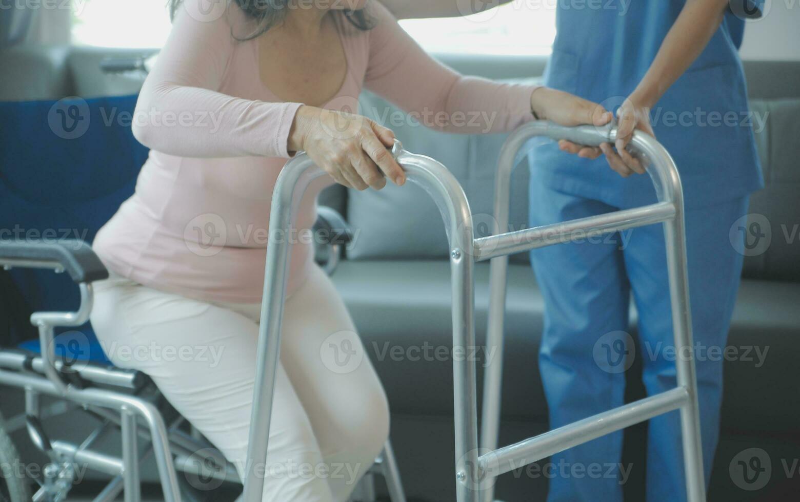 asiático joven mujer enfermero a enfermería hogar tomar cuidado discapacitado mayor hombre. cuidador médico servir físico terapia para más viejo mayor paciente a ejercicio y práctica caminando en caminante o caña a patio interior. foto