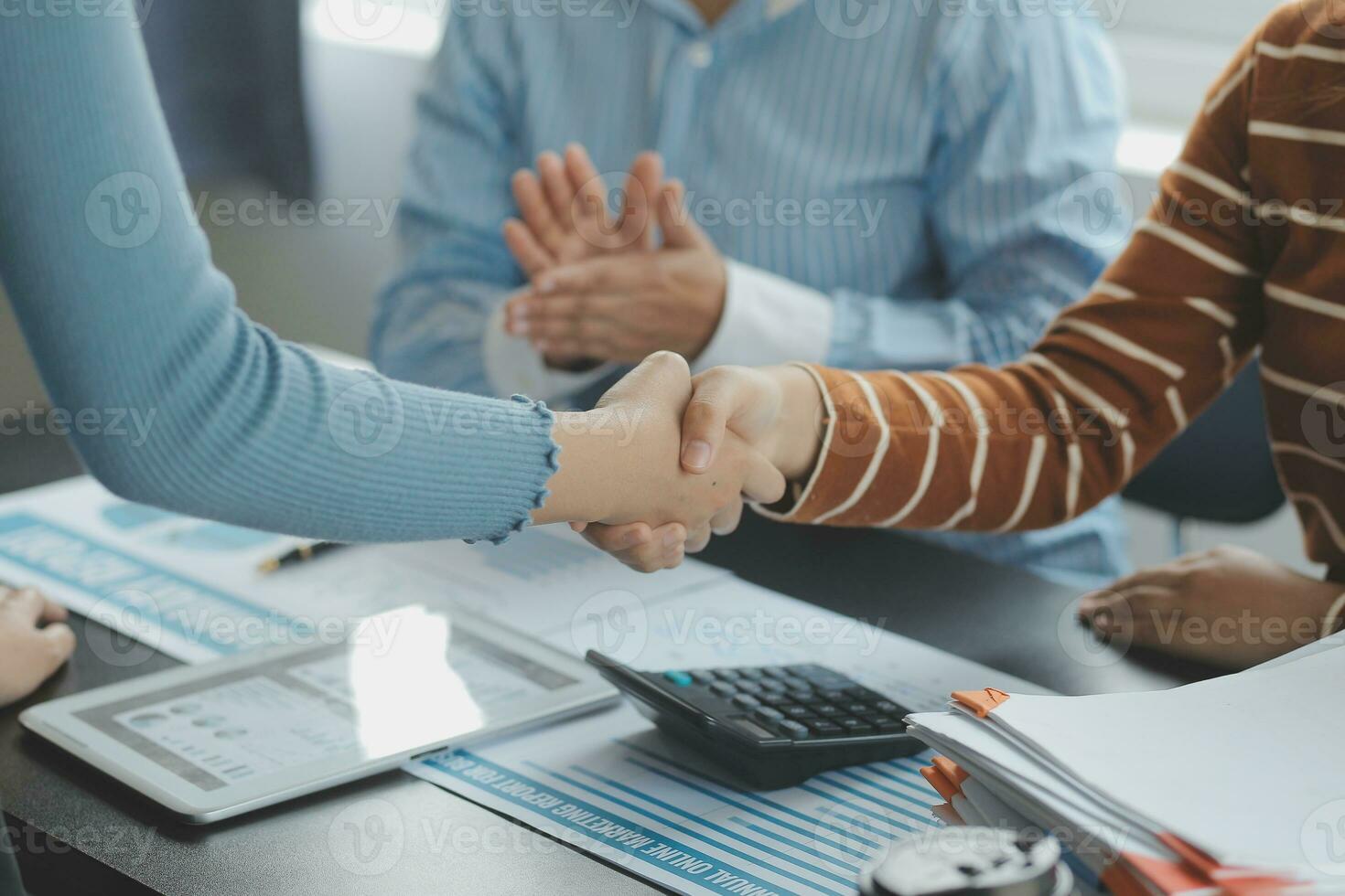 lluvia de ideas colaboración y exitoso camaradería análisis por joven negocio asiático personas trabajando en un oficina espacio de trabajo foto