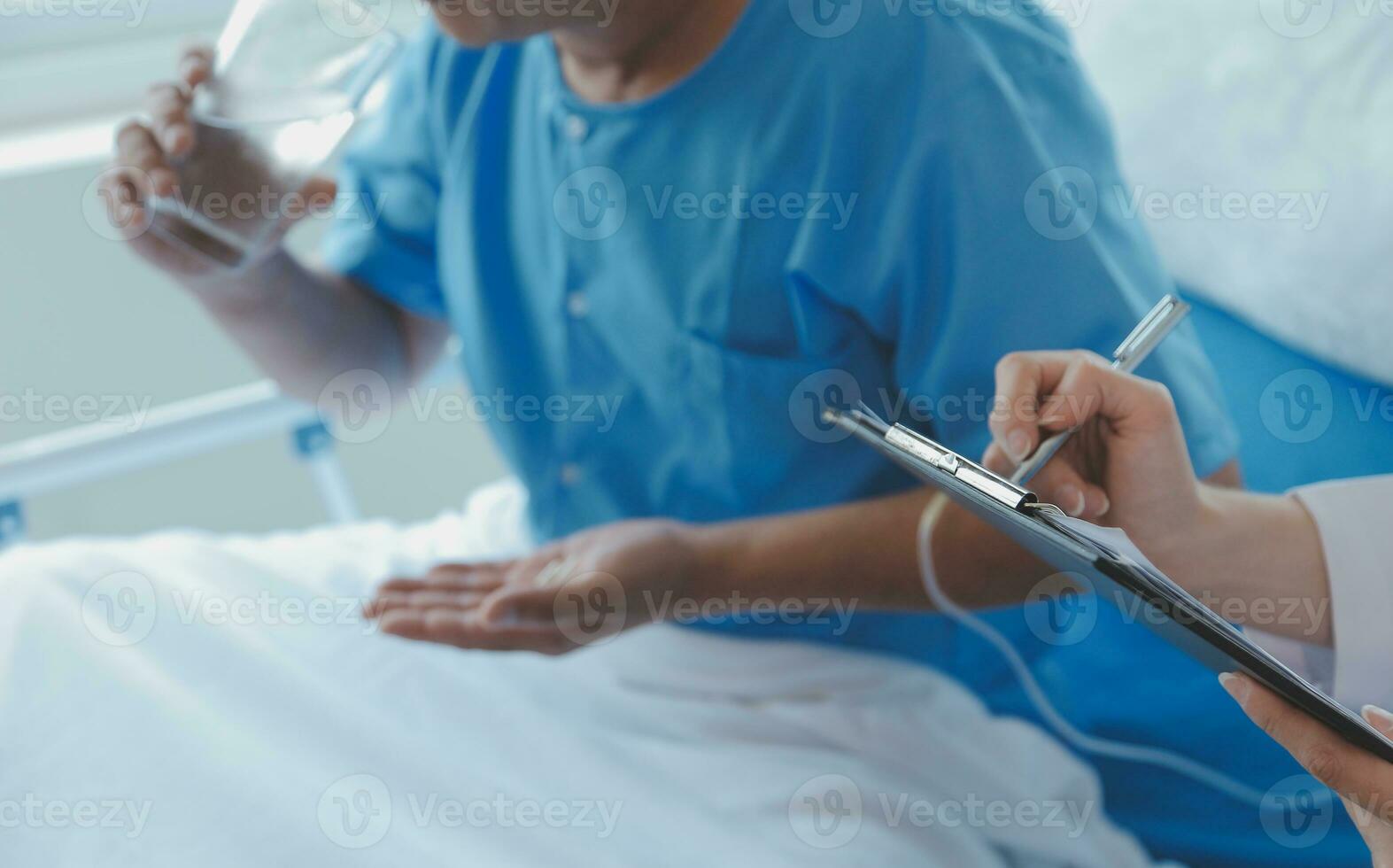 lesionado paciente demostración médico roto muñeca y brazo con vendaje en hospital oficina o emergencia habitación. esguince, estrés fractura o repetitivo presion lesión en mano. enfermero Ayudar cliente. primero ayuda. foto