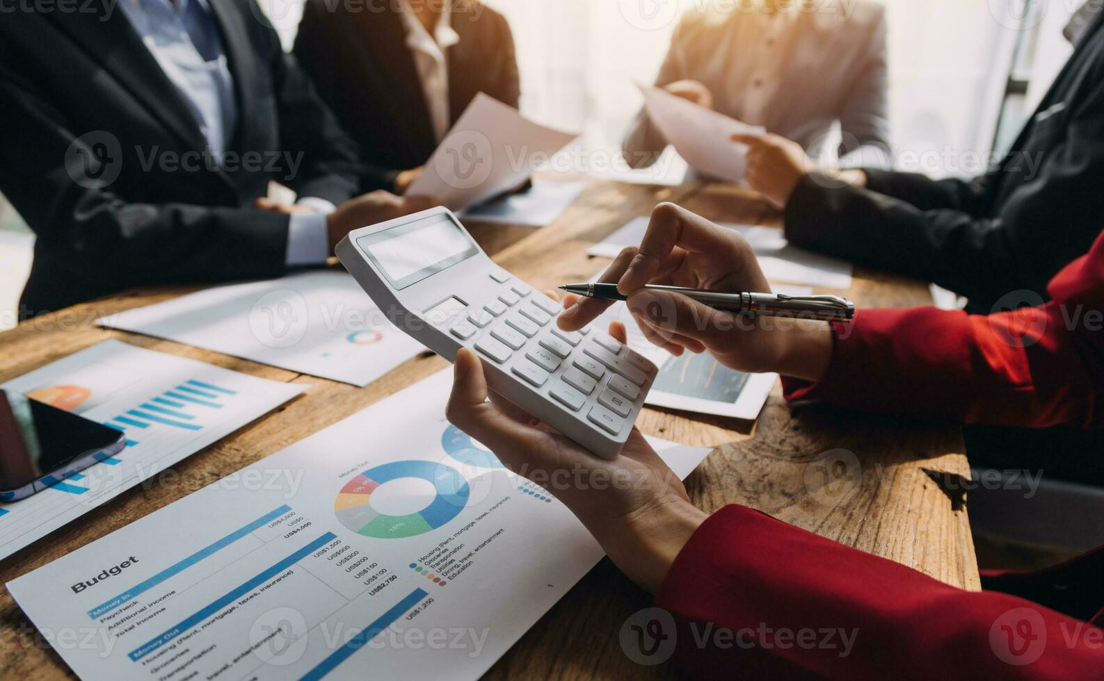 lluvia de ideas colaboración y exitoso camaradería análisis por joven negocio asiático personas trabajando en un oficina espacio de trabajo foto