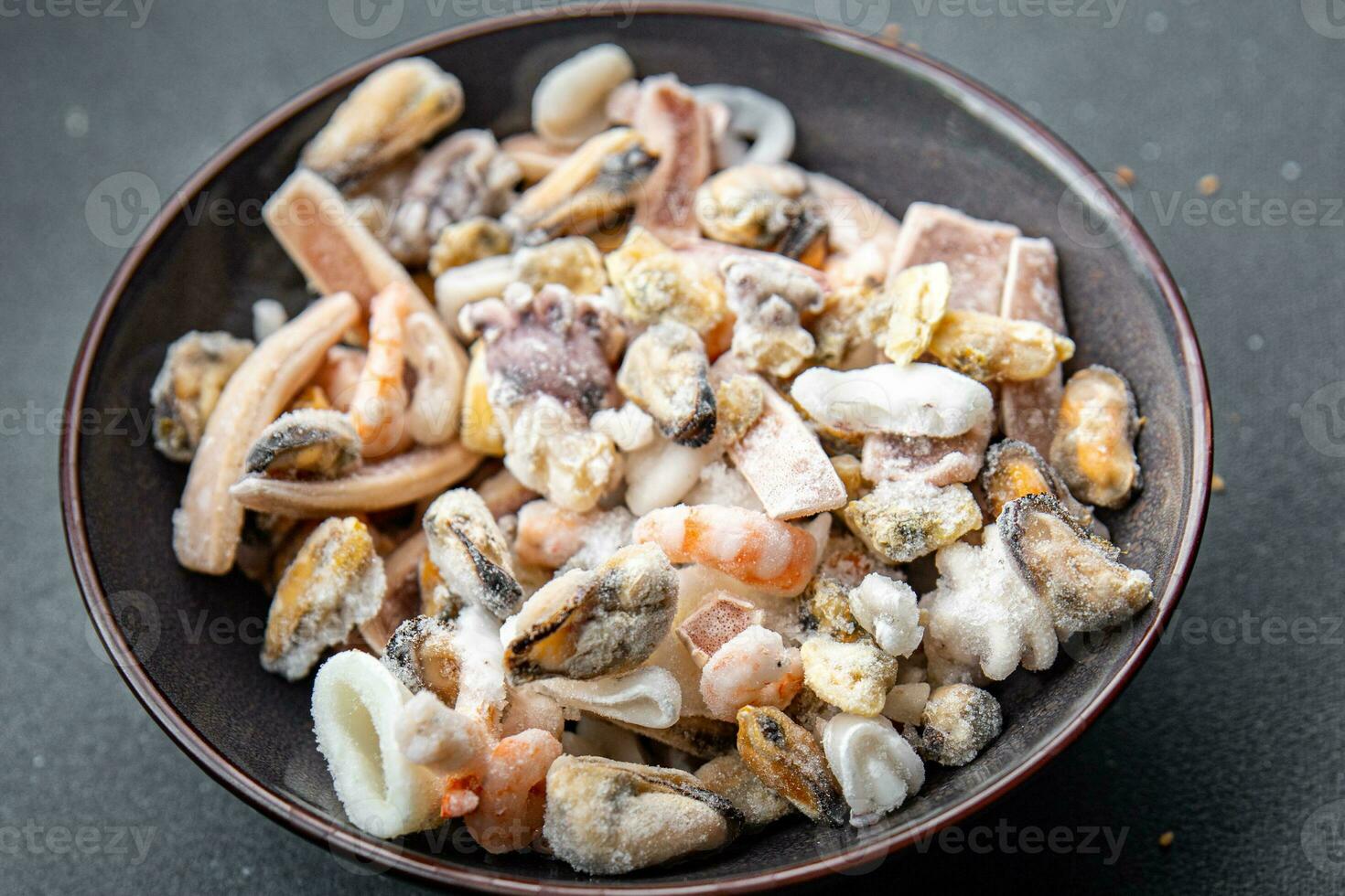 Mariscos cóctel congelado comida mejillones, rapan, pulpo, Vieira, calamar sano comida comida bocadillo en el mesa Copiar espacio comida antecedentes rústico parte superior ver foto