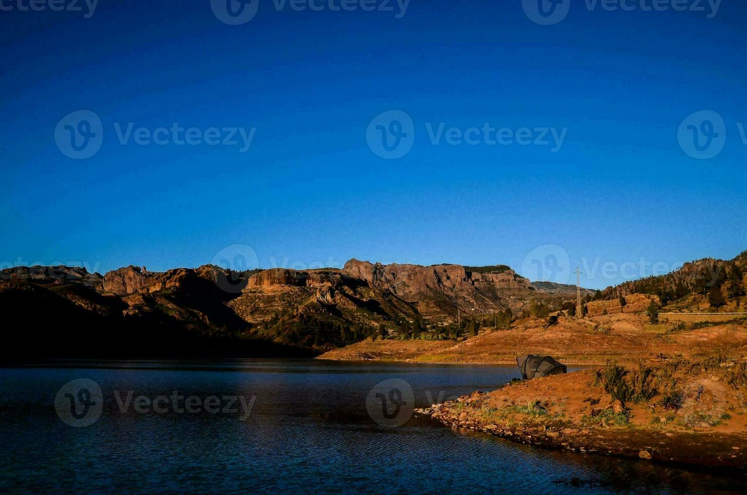 Lago de agua oscura en Gran Canaria, Islas Canarias foto