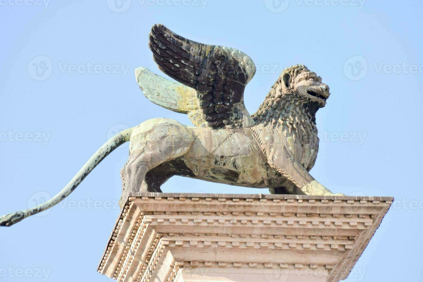 A lion sculpture photo