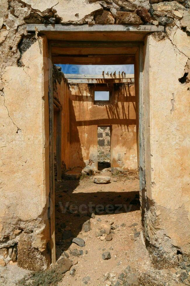 Abandoned house in the desert photo