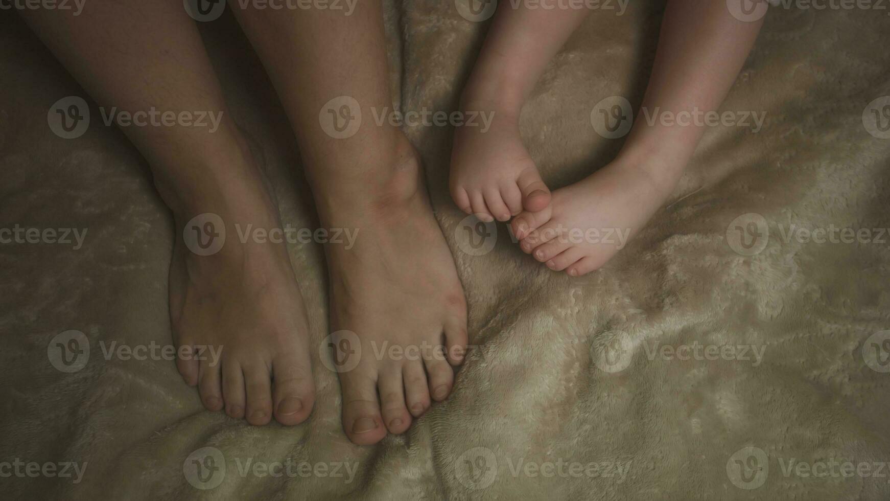 linda pequeño bebé pies en blanco cobija foto