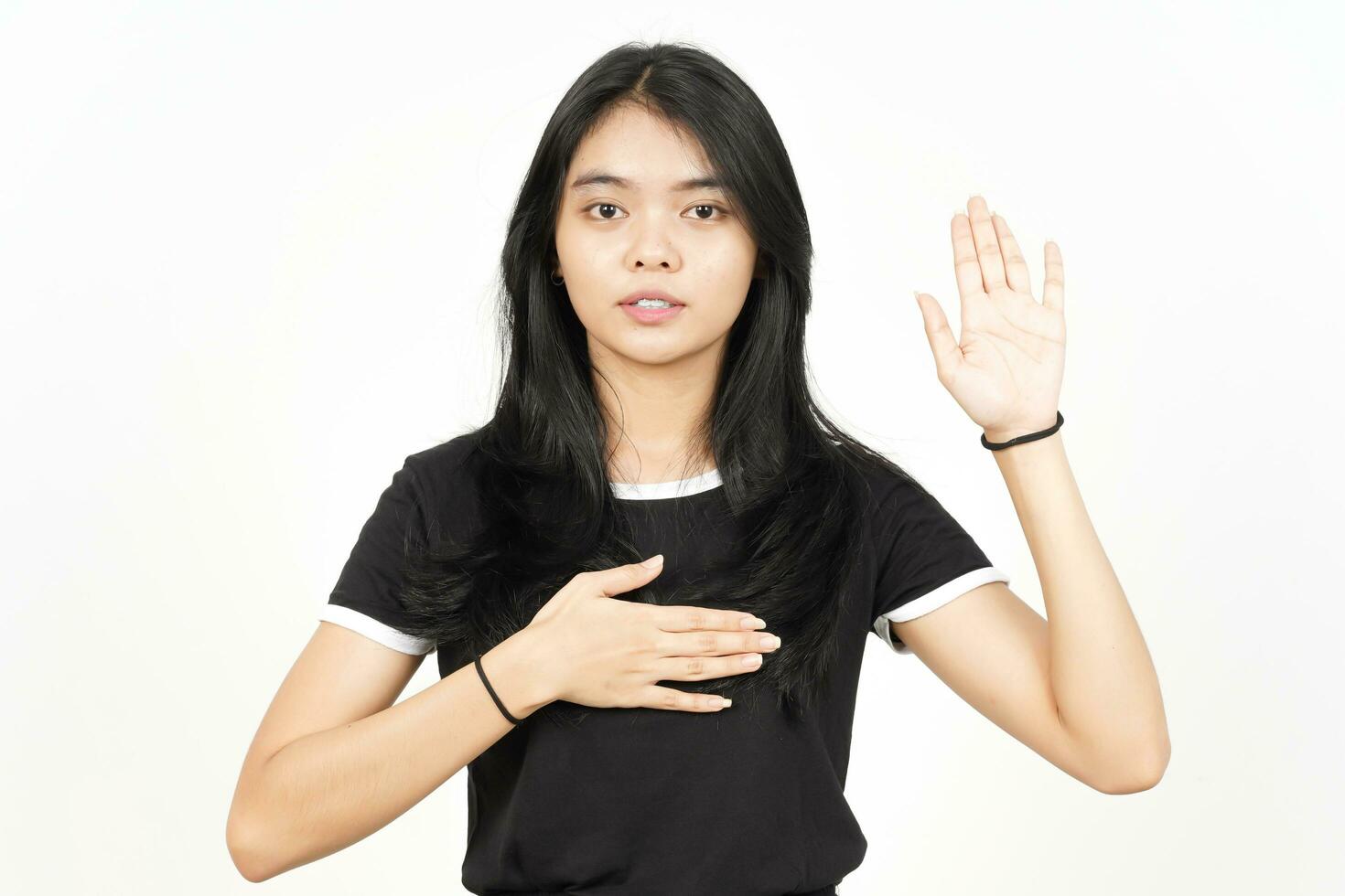 jurar gesto, hacer un juramento de hermosa mujer asiática aislada sobre fondo blanco foto