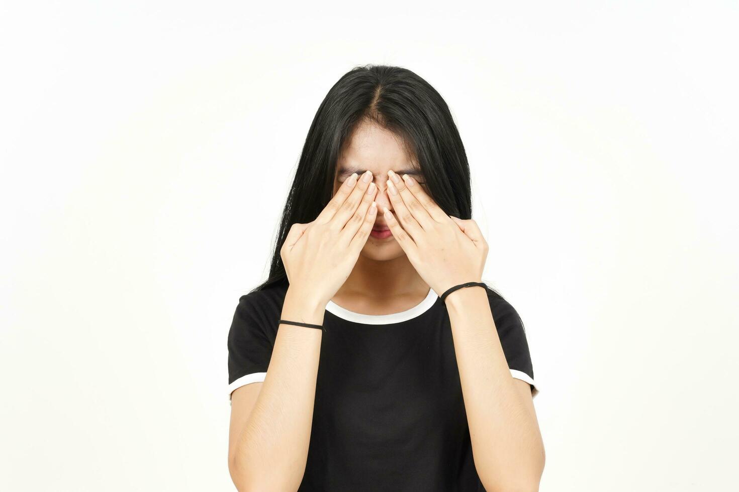 cubriendo el ojo usando la mano de una hermosa mujer asiática aislada de fondo blanco foto