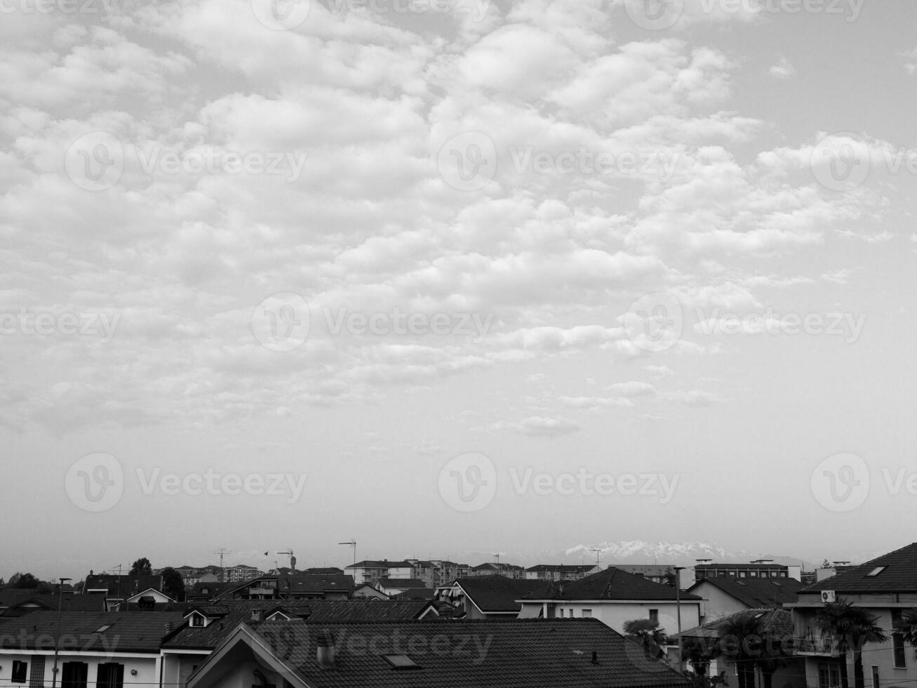 cielo con nubes y urbano horizonte en negro y blanco foto