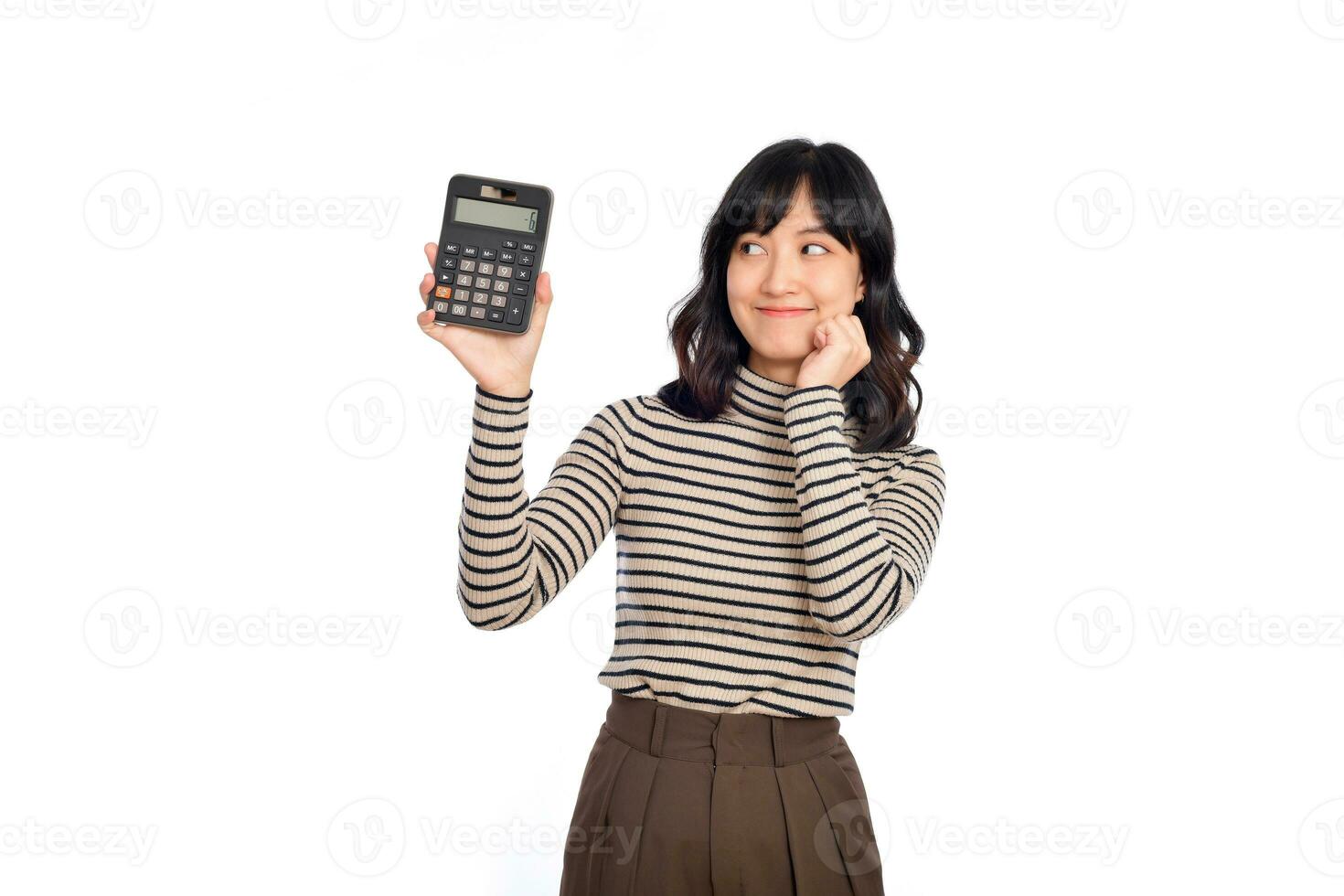 joven asiático mujer casual uniforme participación calculadora terminado blanco antecedentes. negocio y financiero concepto foto