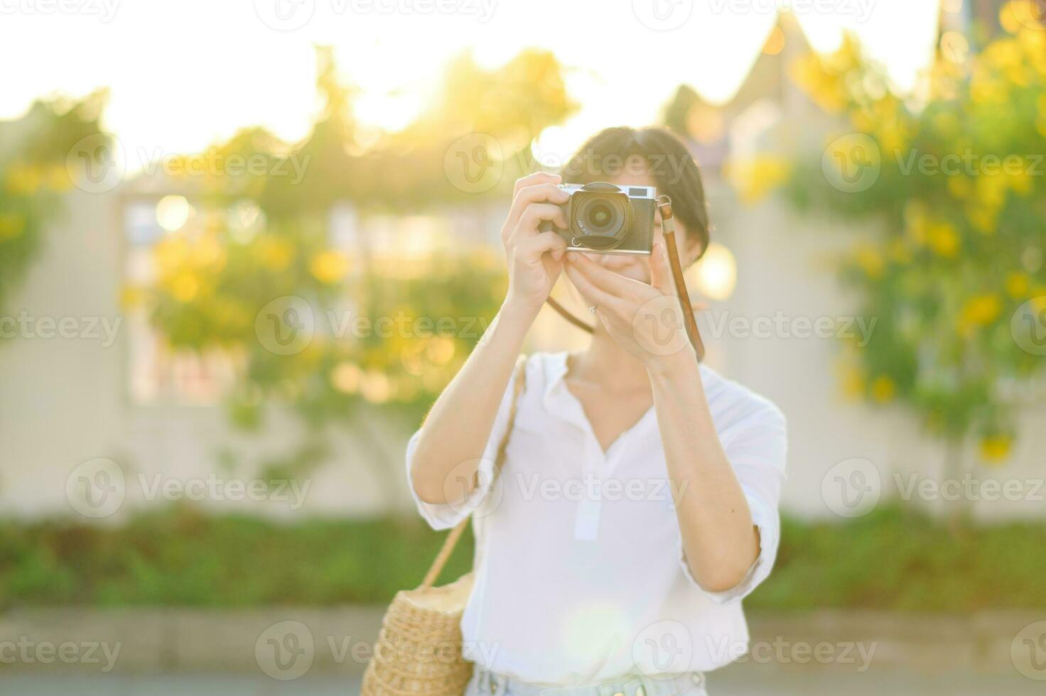 retrato de asiático mujer viajero utilizando cámara a calle de bangkok, tailandia Asia verano turismo vacaciones concepto foto