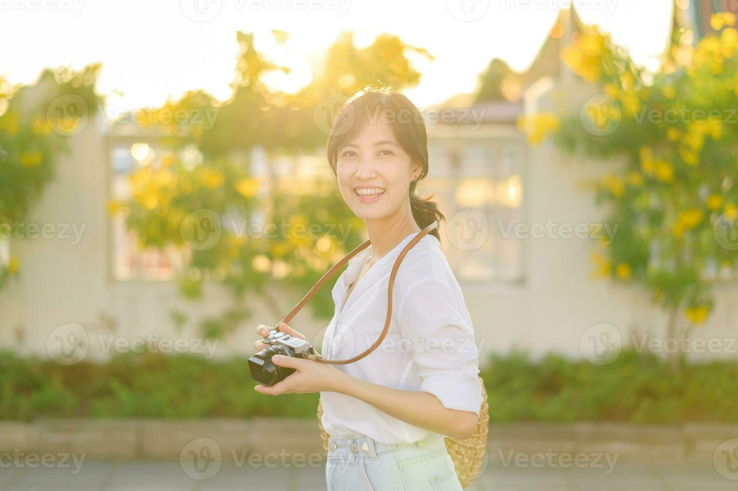 retrato de asiático mujer viajero utilizando cámara a calle de bangkok, tailandia Asia verano turismo vacaciones concepto foto