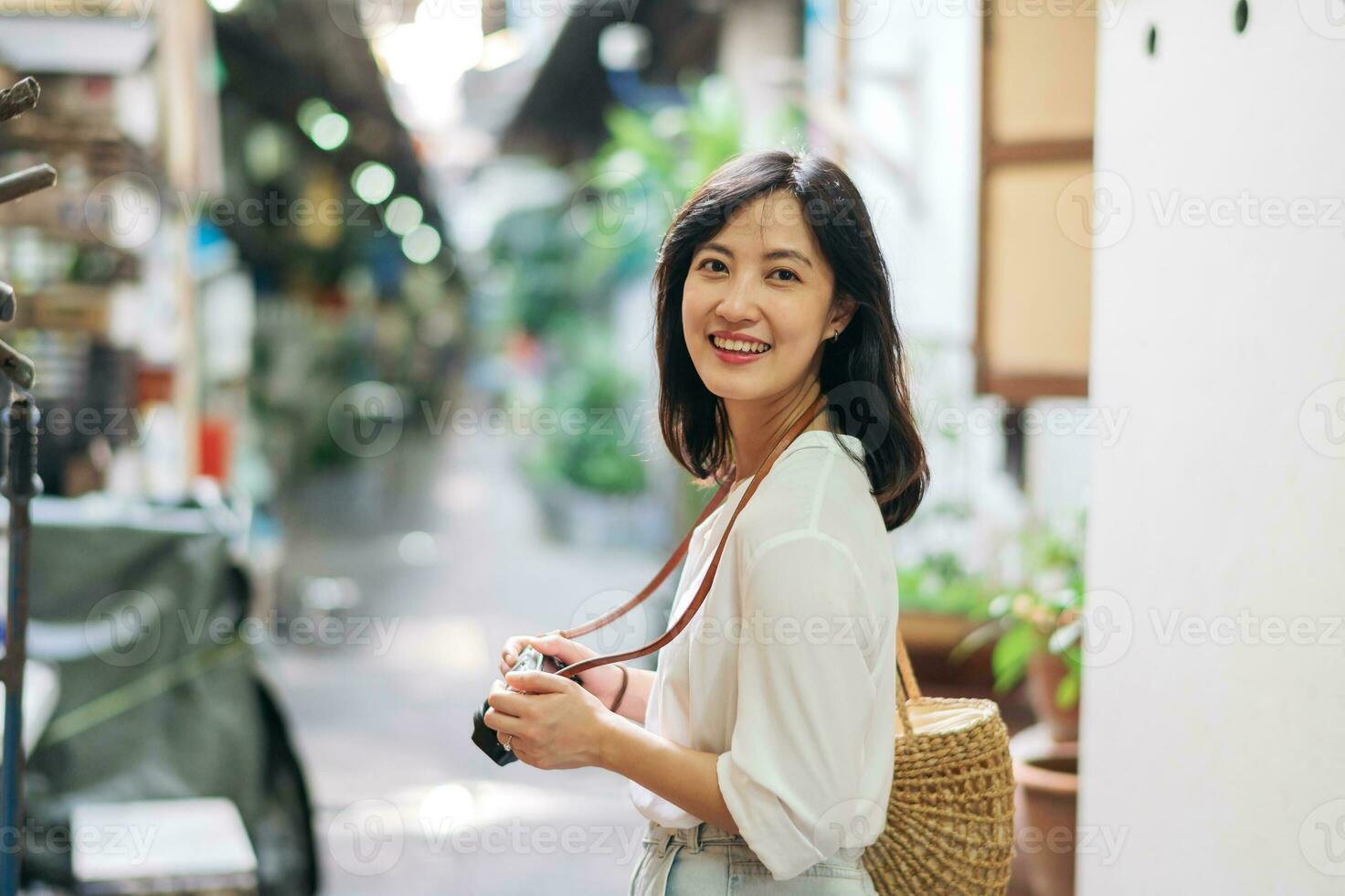 retrato de asiático mujer viajero utilizando cámara a calle de bangkok, tailandia Asia verano turismo vacaciones concepto foto