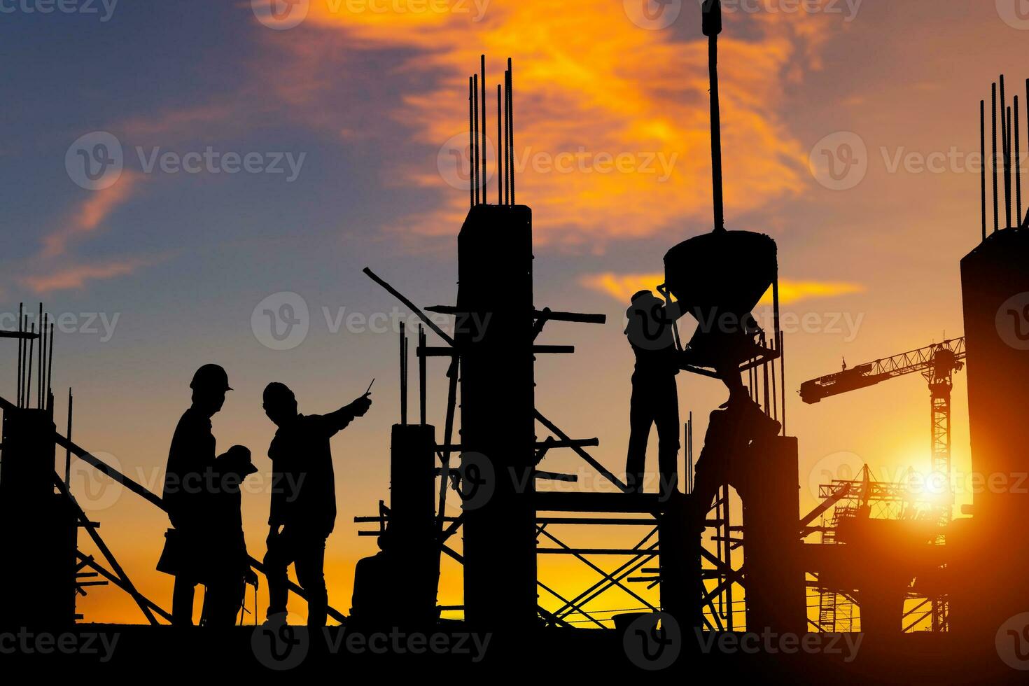 silueta de ingeniero y trabajador equipo comprobación proyecto a edificio sitio fondo, construcción sitio con puesta de sol en noche hora antecedentes foto