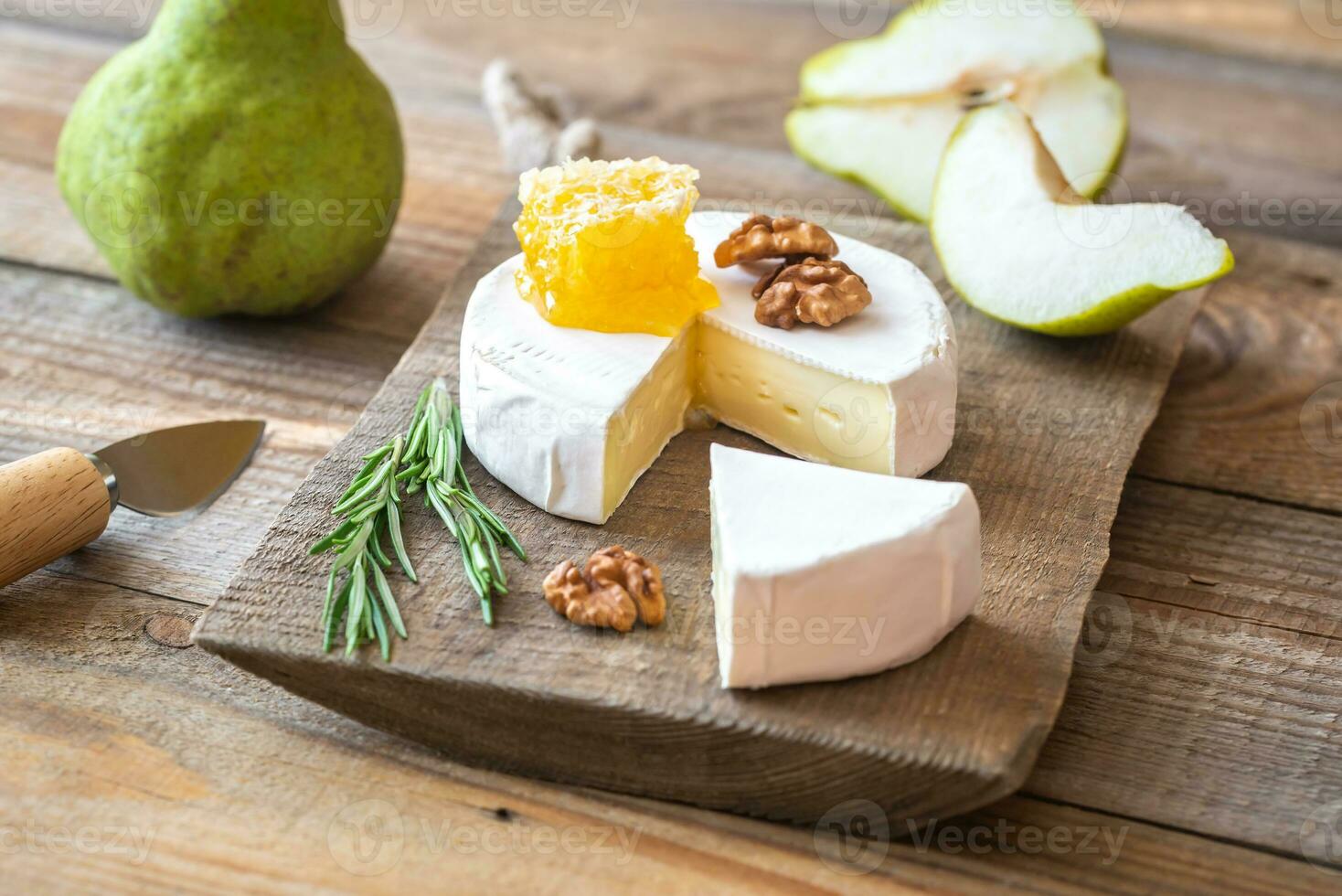 queso camembert con peras foto