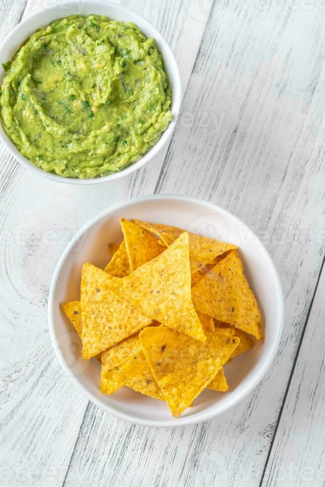 guacamole con chips de tortilla foto