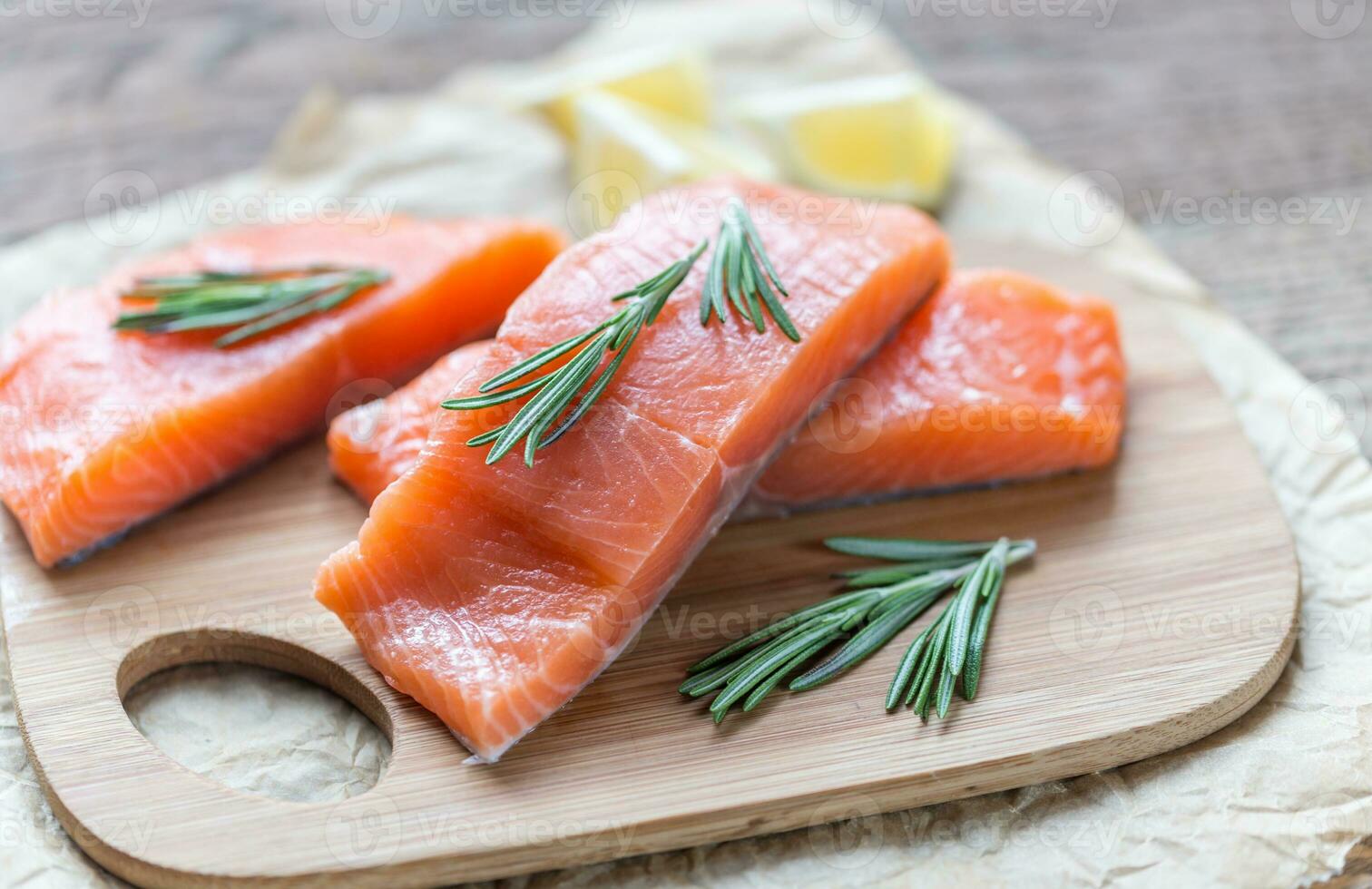 crudo salmón en el de madera tablero foto