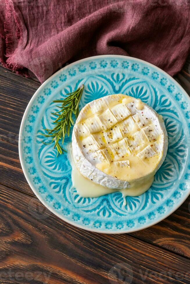 queso camembert al horno foto