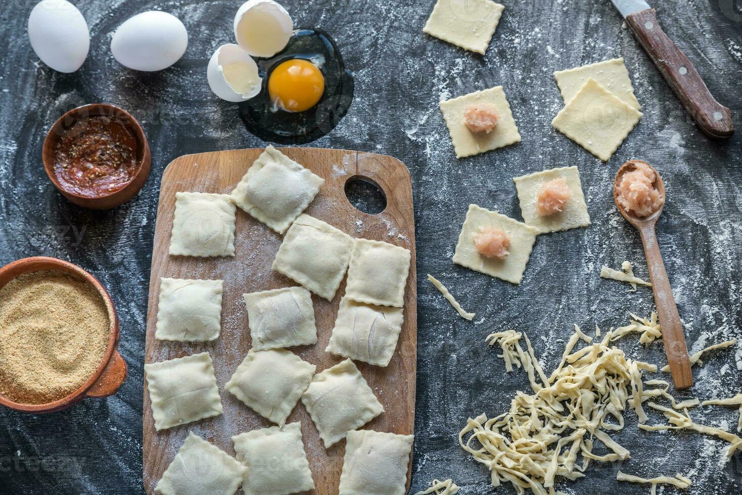 ingredientes para Cocinando Ravioles en el de madera tablero foto