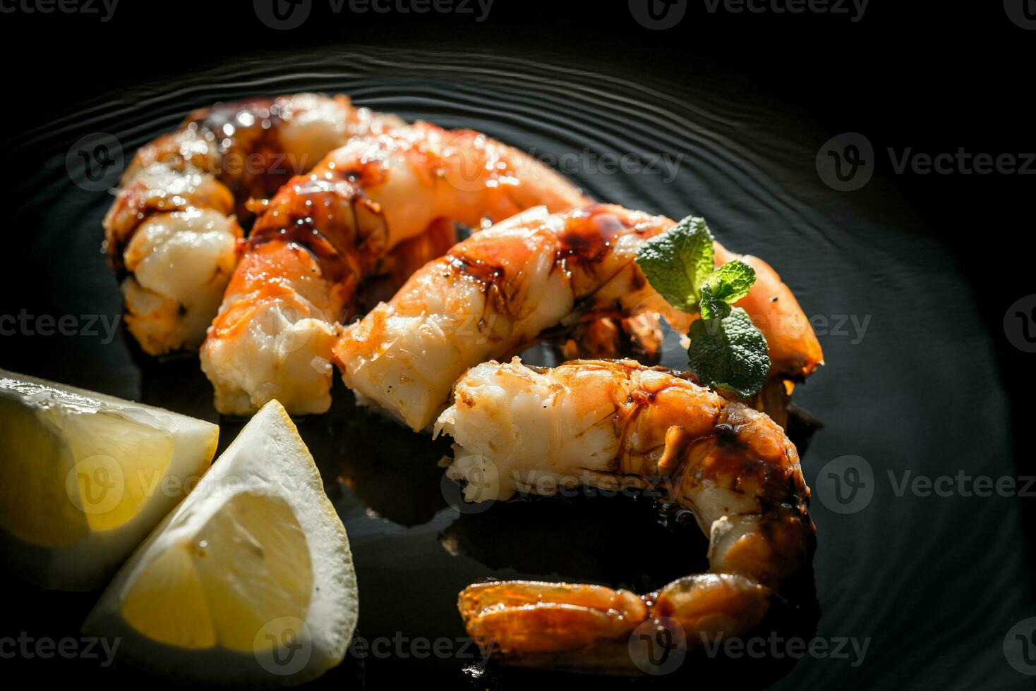 frito camarones con limón porciones en el negro antecedentes foto