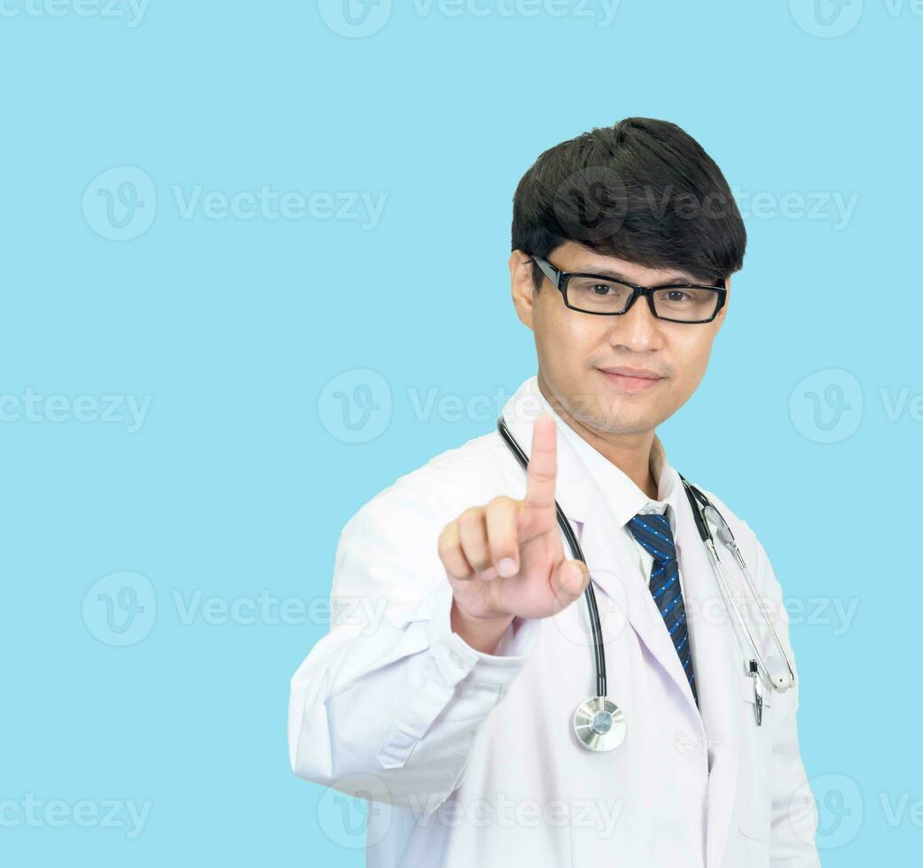 asiático hombre estudiante científico o médico uno persona, vistiendo un blanco vestido, de pie, mirando y sonriente, azul antecedentes con un estetoscopio auscultando el corazón alrededor su cuello. foto