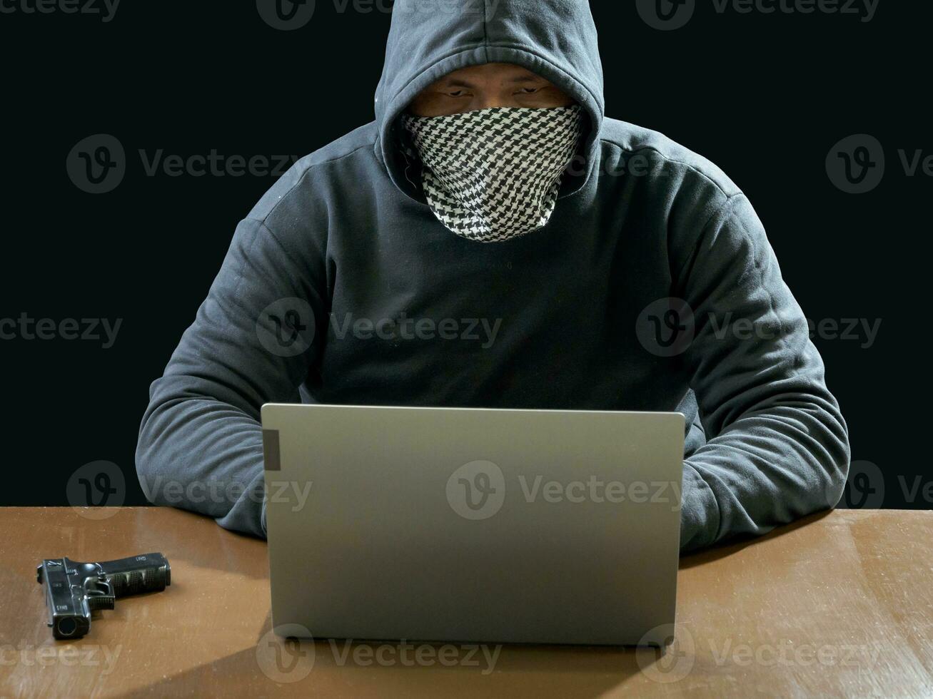 hacker spy man una persona con capucha negra sentada en una mesa con aspecto de computadora portátil usó seguridad de ataque de contraseña de inicio de sesión para hacer circular datos digitales en el sistema de red de Internet, fondo oscuro nocturno. foto