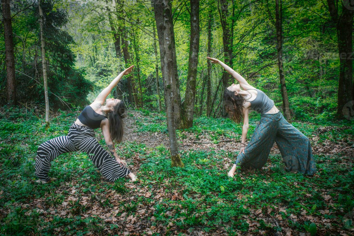 meditativo yoga actitud con un Pareja de muchachas foto