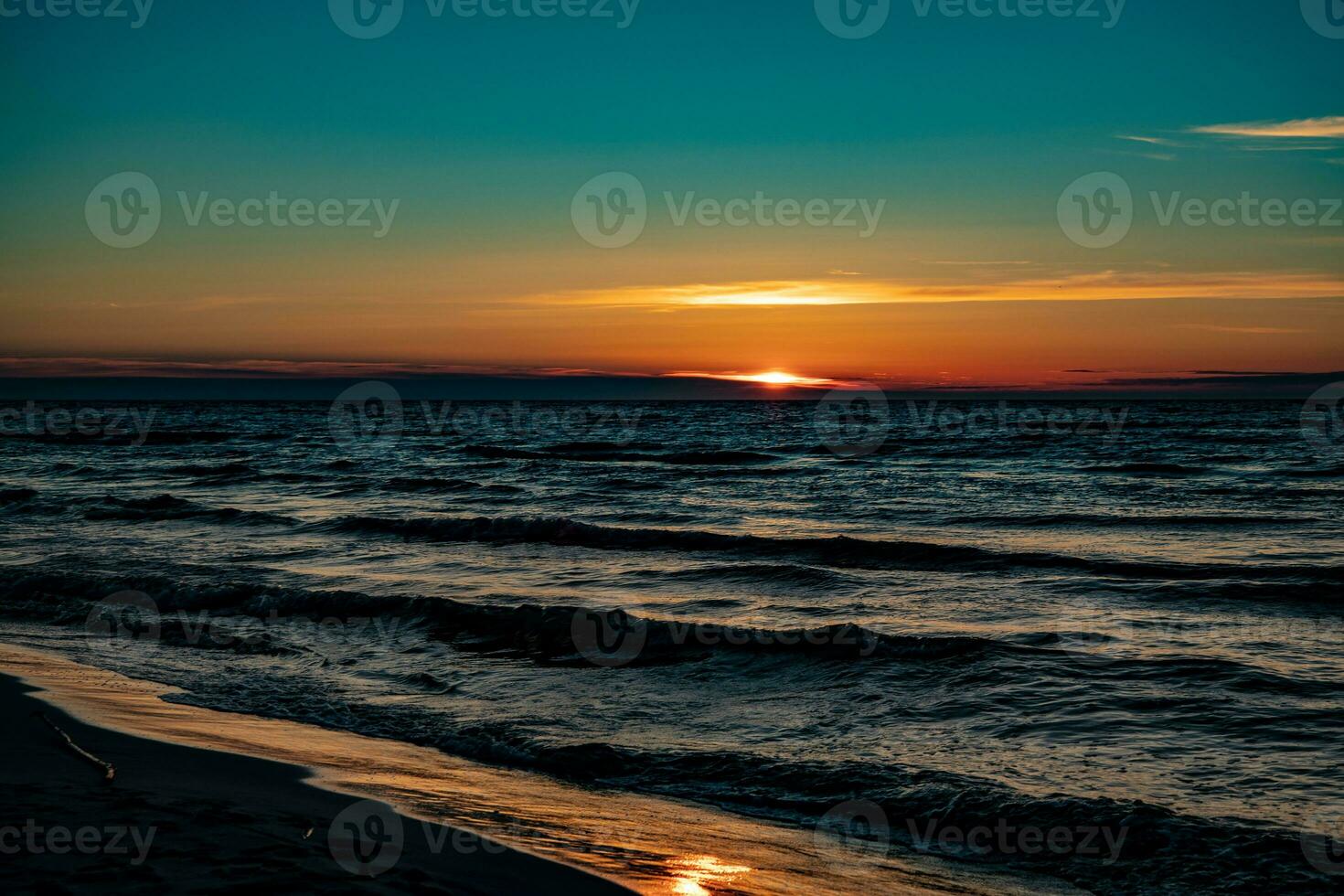 pintoresco calma puesta de sol con vistoso nubes en el costas de el báltico mar en Polonia foto