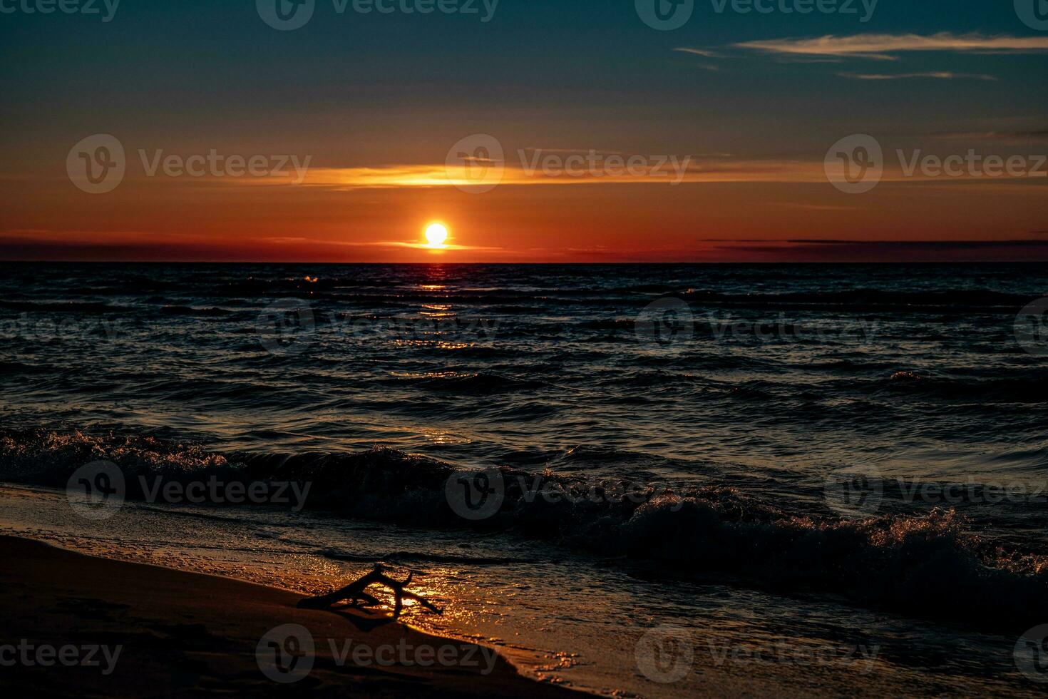 pintoresco calma puesta de sol con vistoso nubes en el costas de el báltico mar en Polonia foto