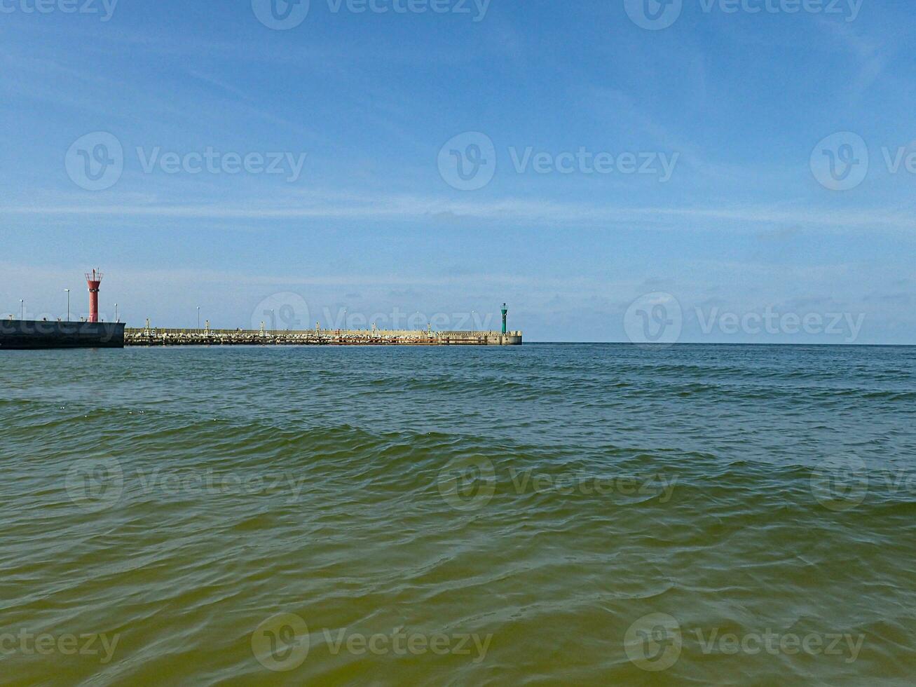 verano paisaje encima el báltico mar en un calentar soleado día con azul cielo y personas descansando en el antecedentes foto