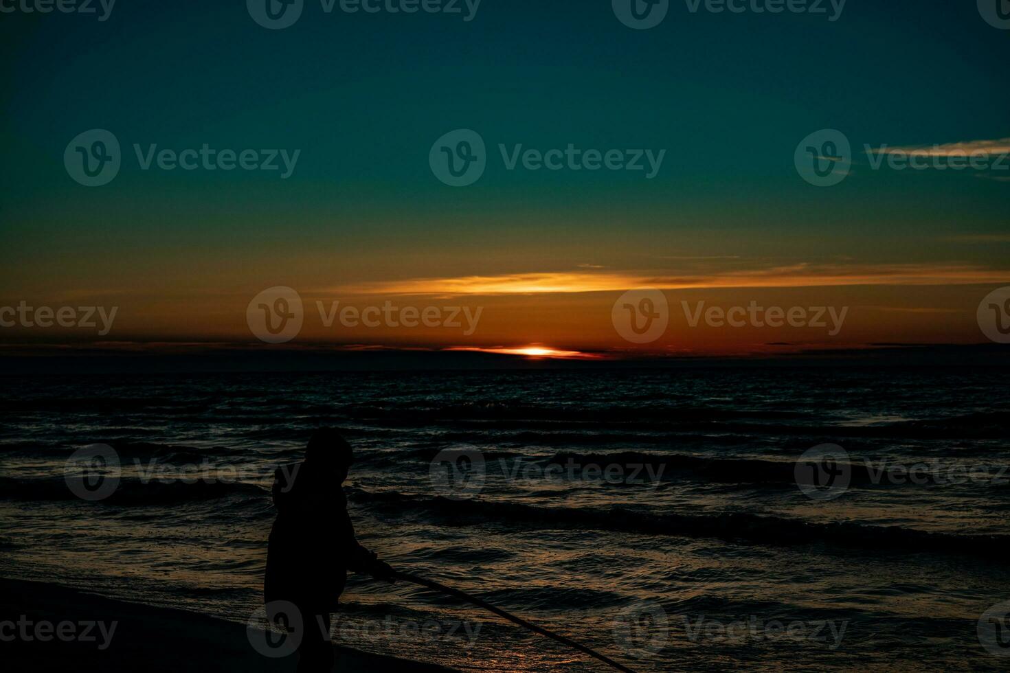 pintoresco calma puesta de sol con vistoso nubes en el costas de el báltico mar en Polonia foto