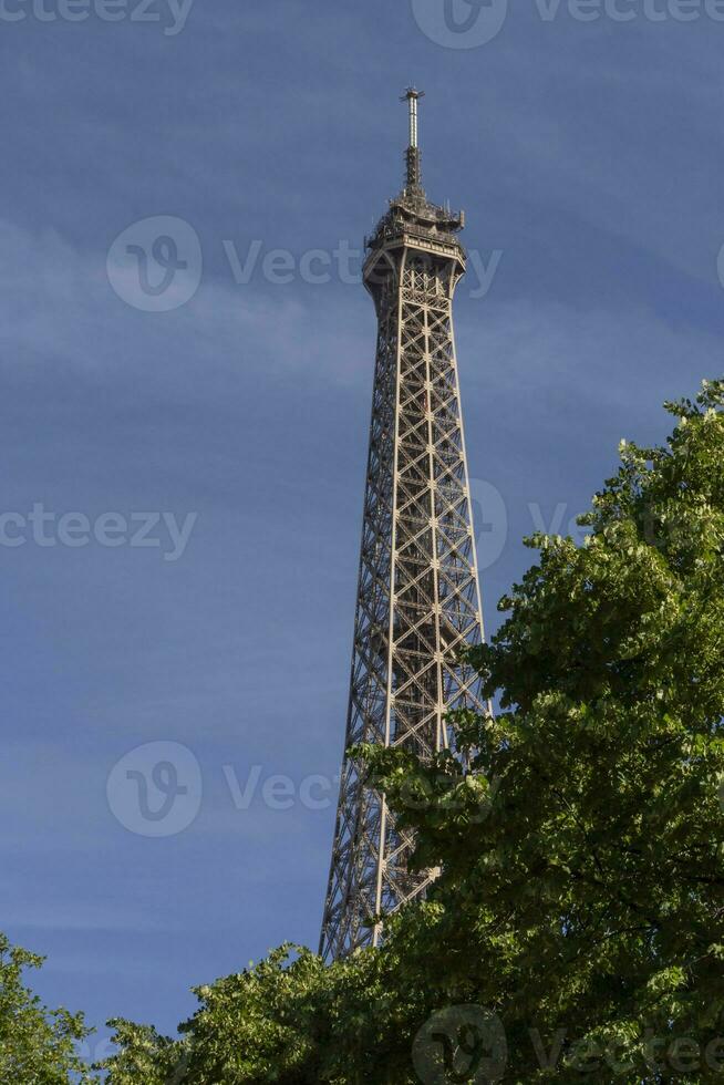 ver en eiffel torre desde cerca parque a verano foto