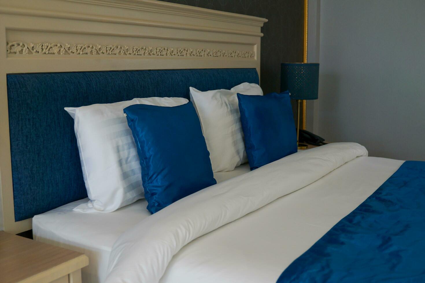 white tone bedding set For laying on the bed, pillows, blankets, white contrasts with the blue of the cushions, which is a cool tone, making the bedroom look natural, peaceful, and pleasant to sleep. photo