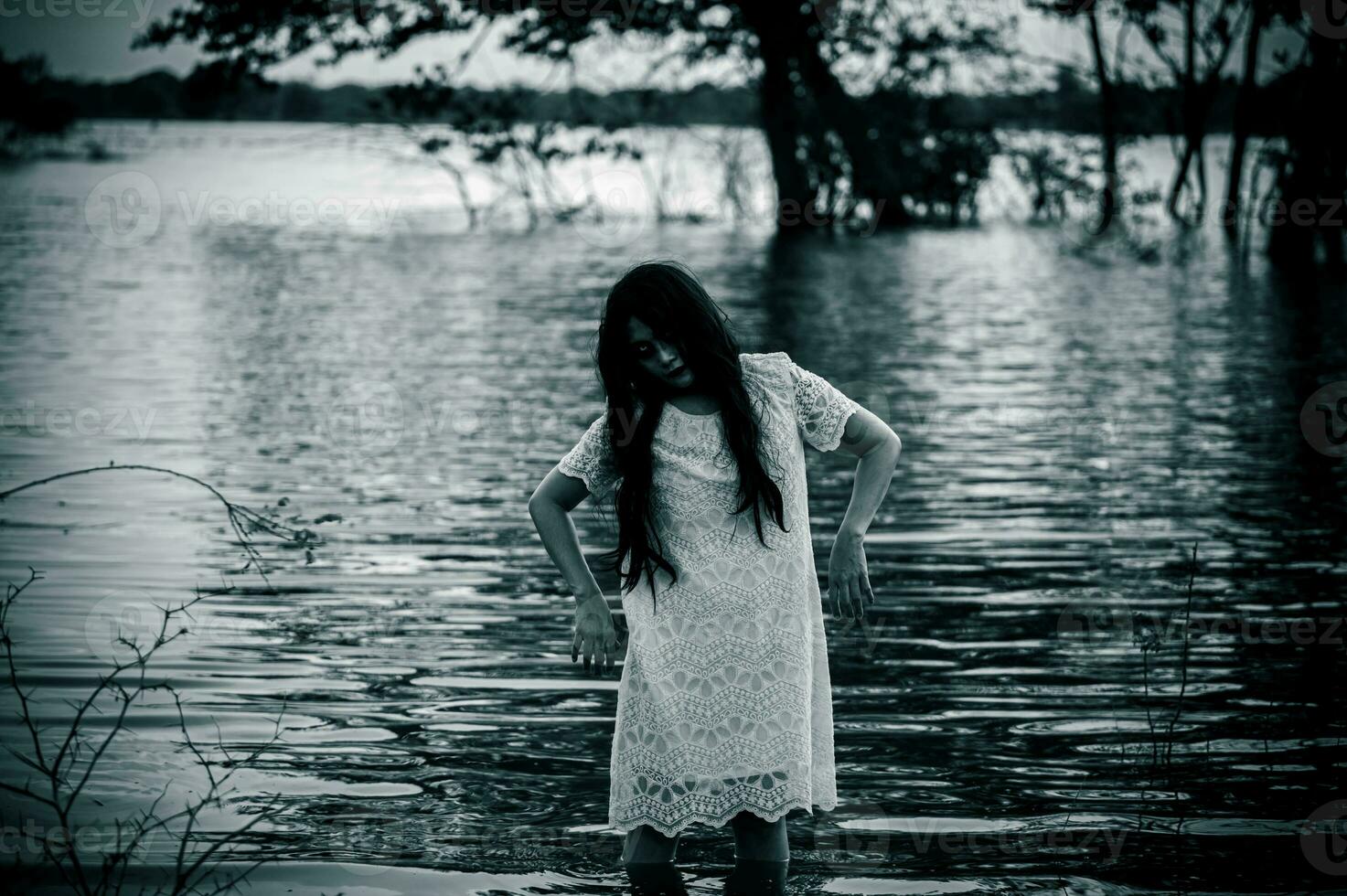 retrato de asiático mujer hacer arriba fantasma cara a el pantano, terror en agua escena, miedo a río, víspera de todos los santos cartel,tailandia personas foto