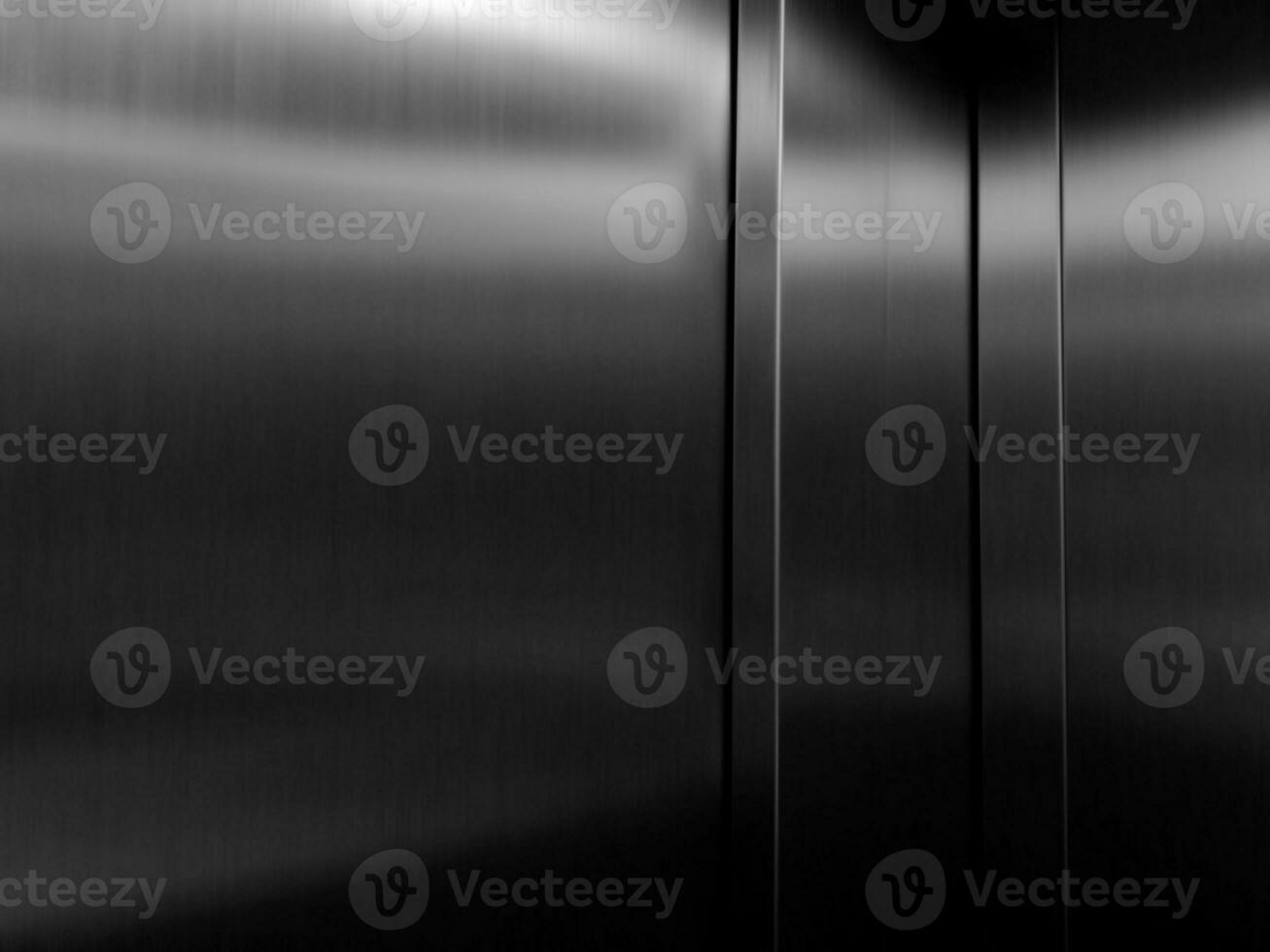 inoxidable acero grande sábana con ligero golpear el superficie, interior pasajero ascensor, reflejo de ligero en un brillante metal textura, inoxidable acero fondo metalico textura antecedentes. foto