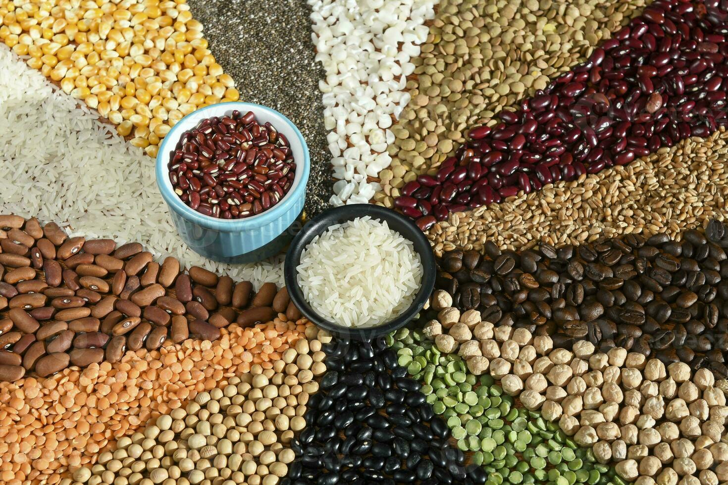 cuenco con crudo blanco arroces y frijoles en varios semillas grano foto