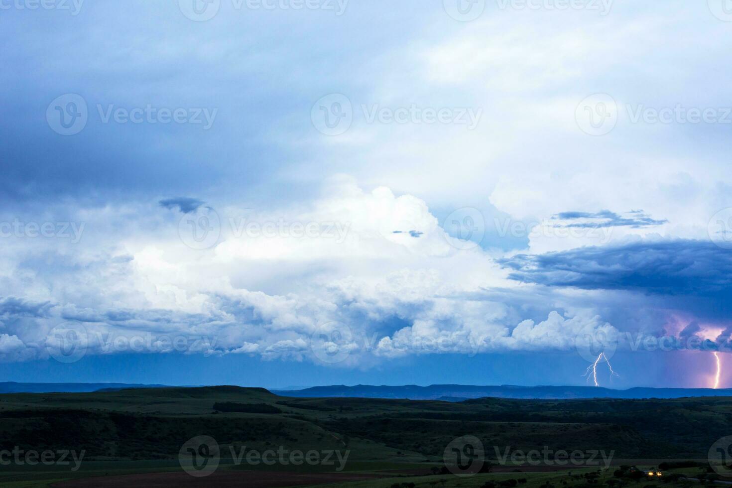 oscuro cúmulo nubes y relámpago después puesta de sol foto