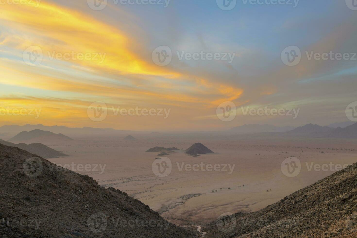 dorado viento barrido nubes a puesta de sol foto