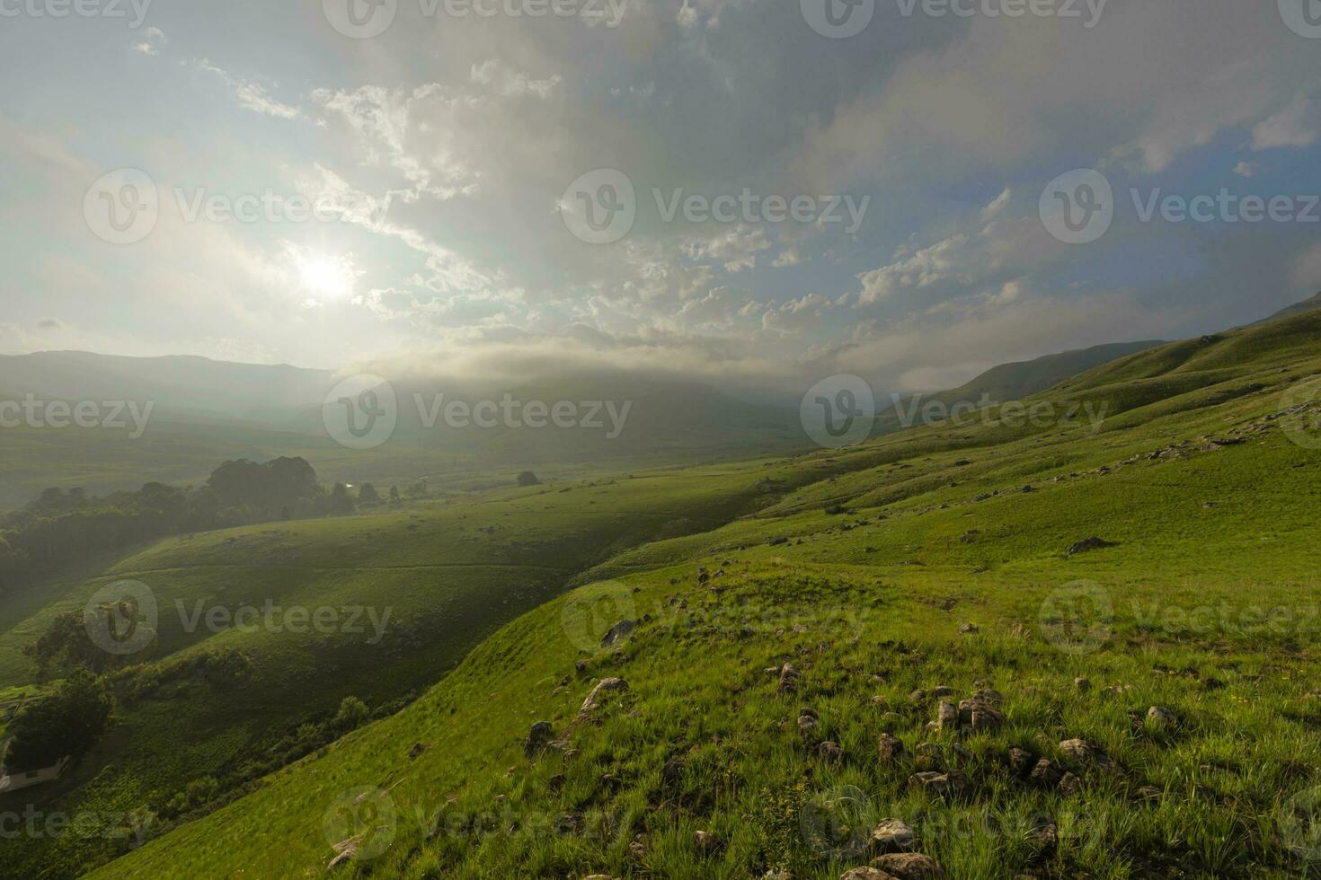 bajo nubes tarde tarde en el montaña foto