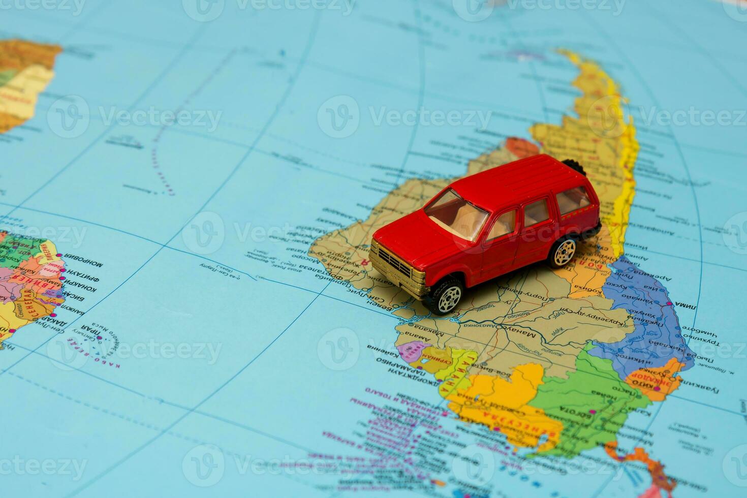 rojo juguete coche en el político mapa de el mundo, países de sur America, viaje contenido foto
