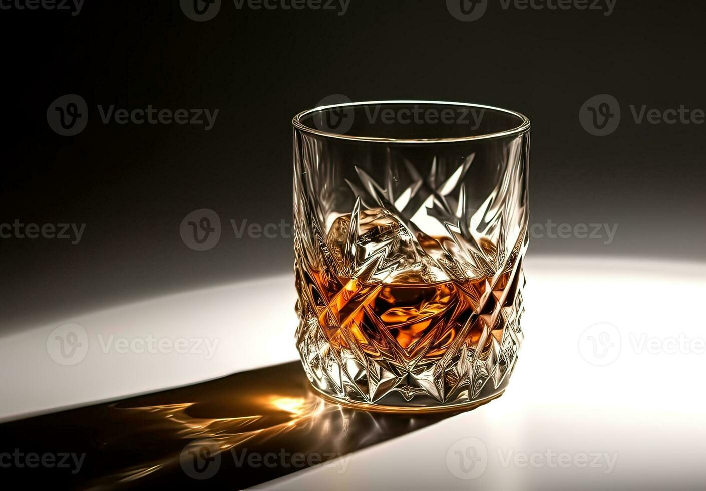 whisky con hielo en vaso en negro antecedentes foto