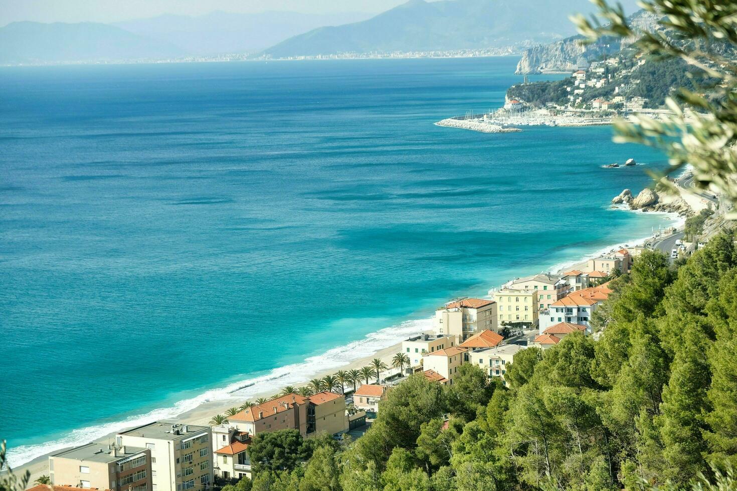 paisaje de el medieval pueblo de varigotti y sus costa en un caliente verano día foto