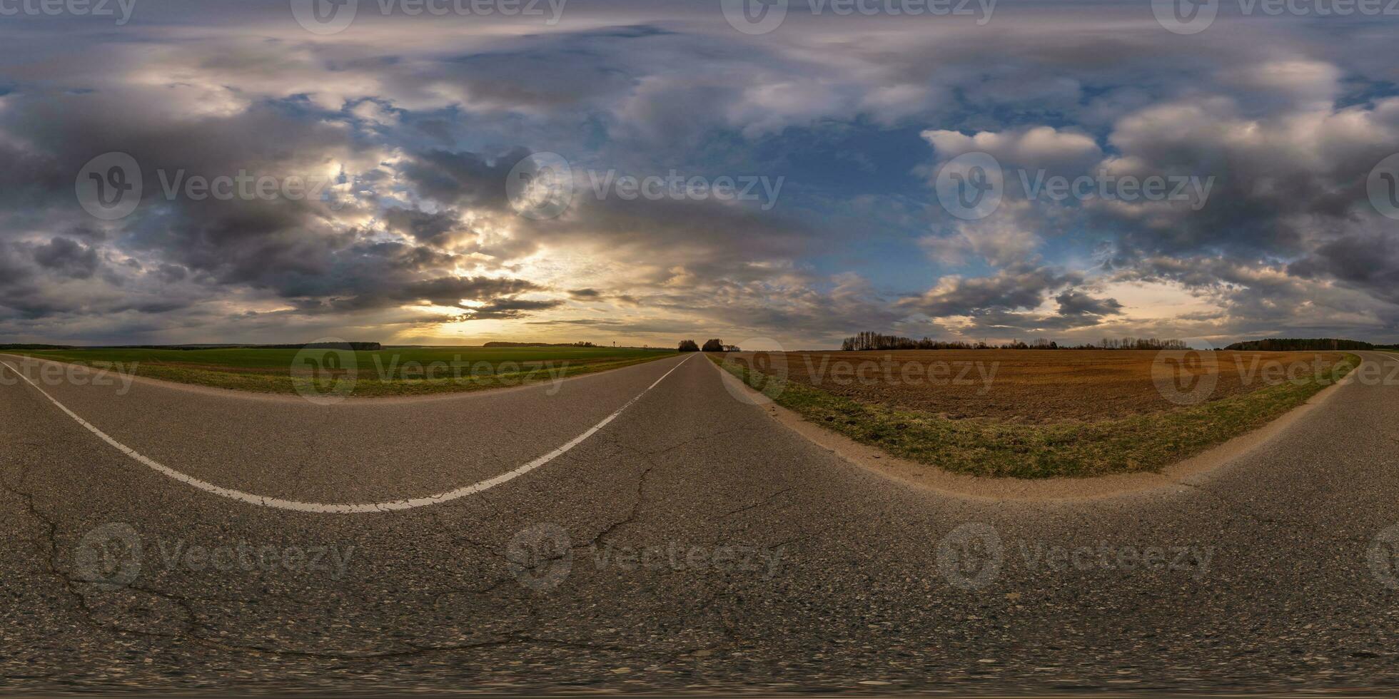 360 hdri panorama en asfalto la carretera con noche nubes en noche cielo en dorado hora antes de puesta de sol en equirrectangular esférico proyección, como cielo reemplazo en zumbido panorámicas, juego desarrollo foto