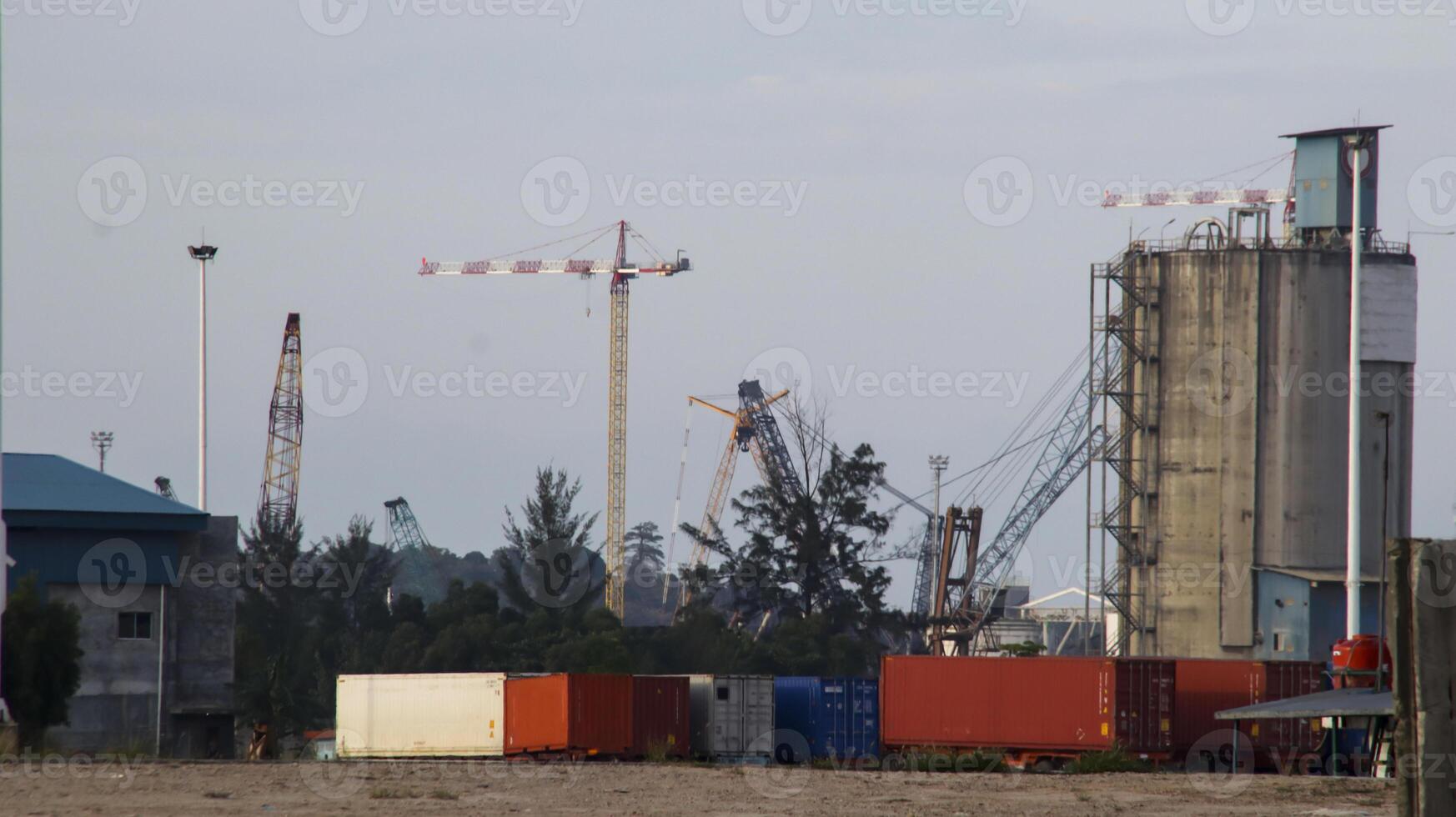 torre grua, tractor grua, envase, grande refinería, y fábrica industrial zona antecedentes. foto