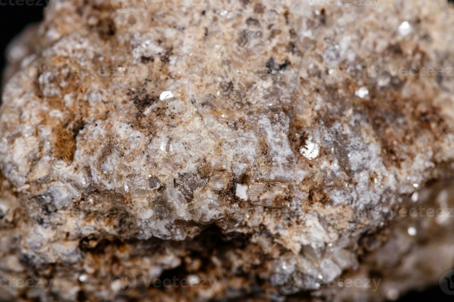 piedra mineral macro albit sobre fondo negro foto