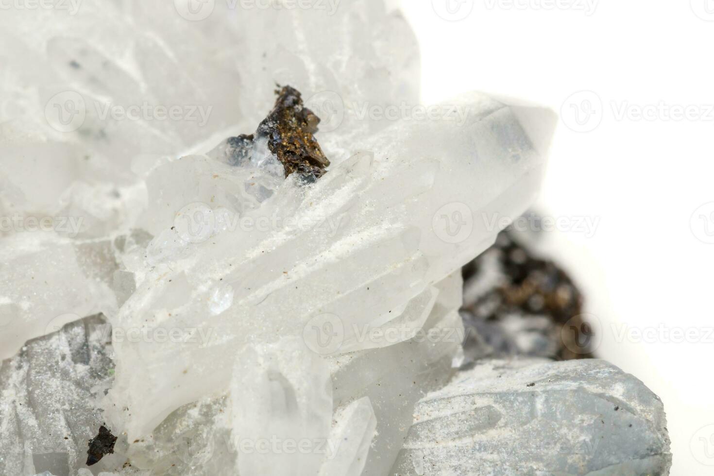 Piedra mineral macro drusus cuarzo con esfalerita en la roca un fondo blanco. foto