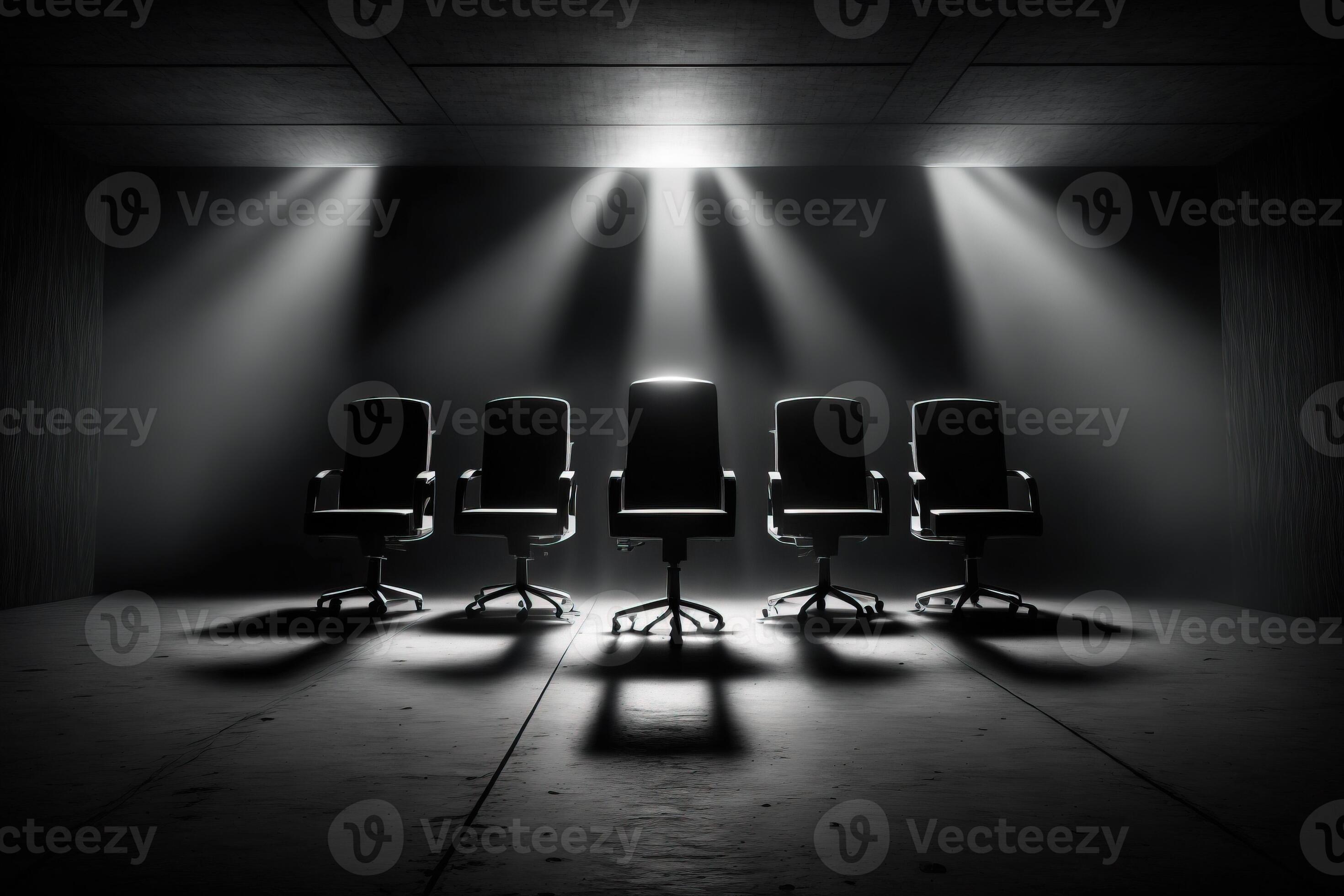 varios oficina sillas en un oscuro habitación son iluminado por vigas