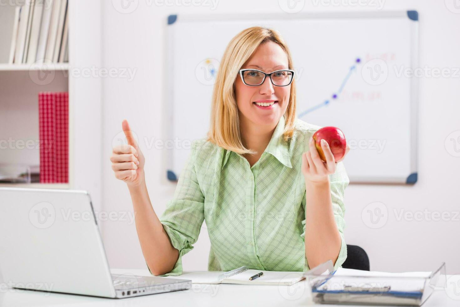 un mujer de negocios en su oficina foto