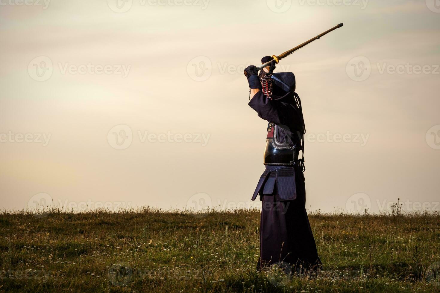 kendo combatiente con shinai foto