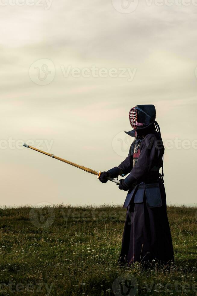 kendo combatiente con shinai foto