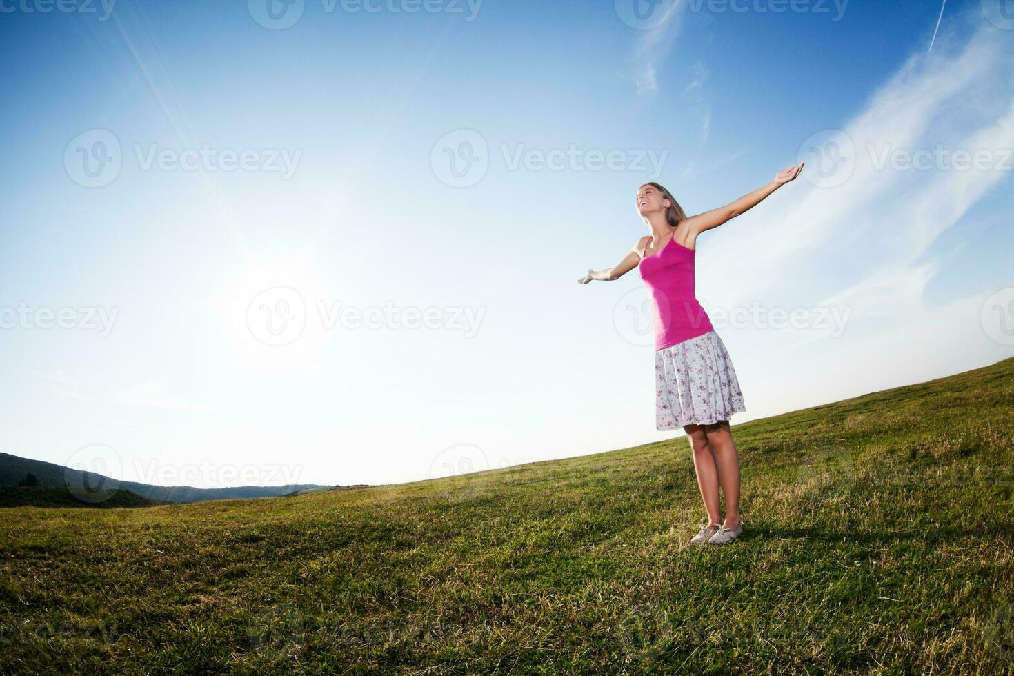 mujer con abierto brazos al aire libre foto